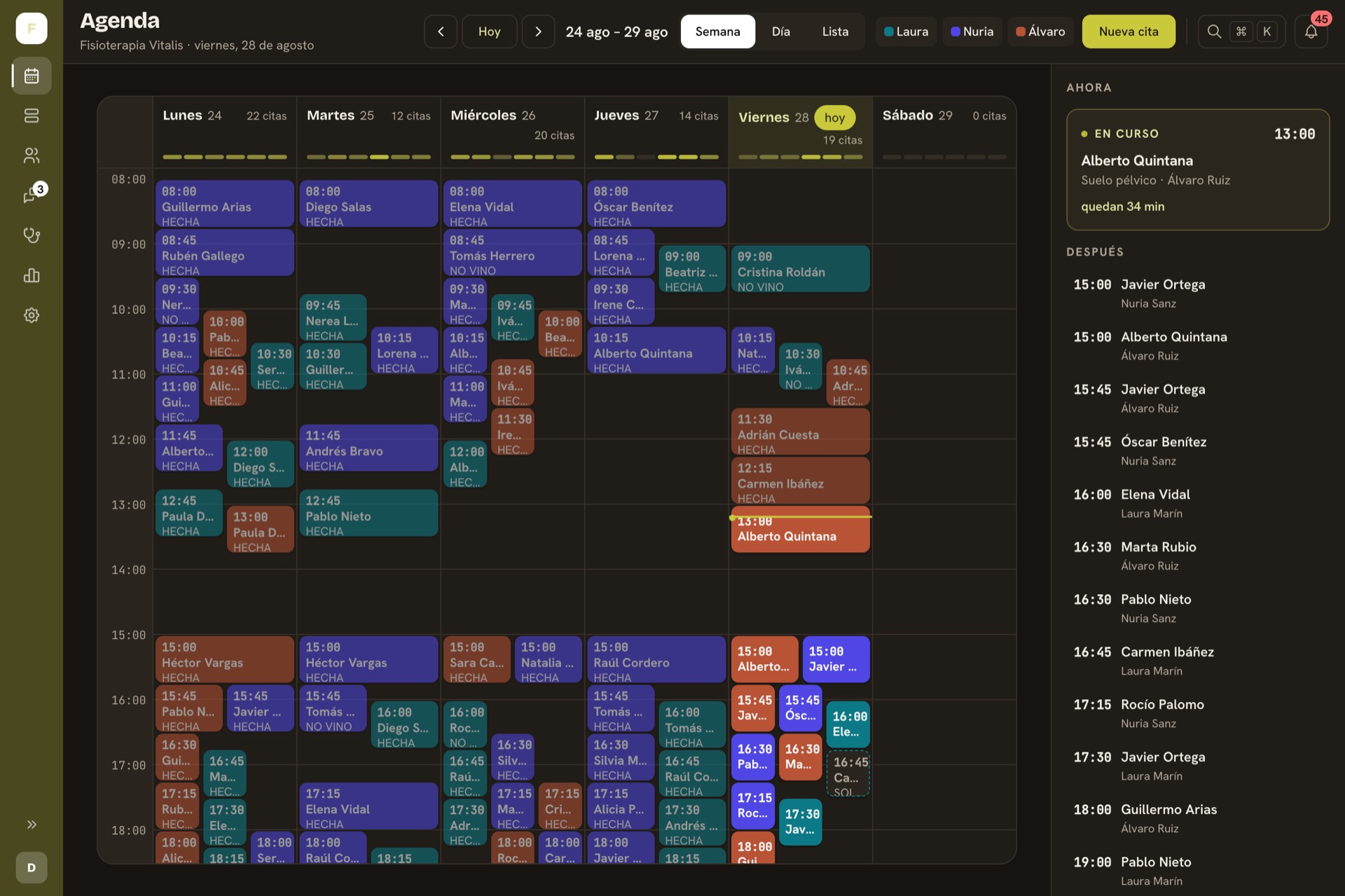 La agenda de la semana: cada profesional con su color, el estado en el trazo, y los huecos libres a un clic de reservar.