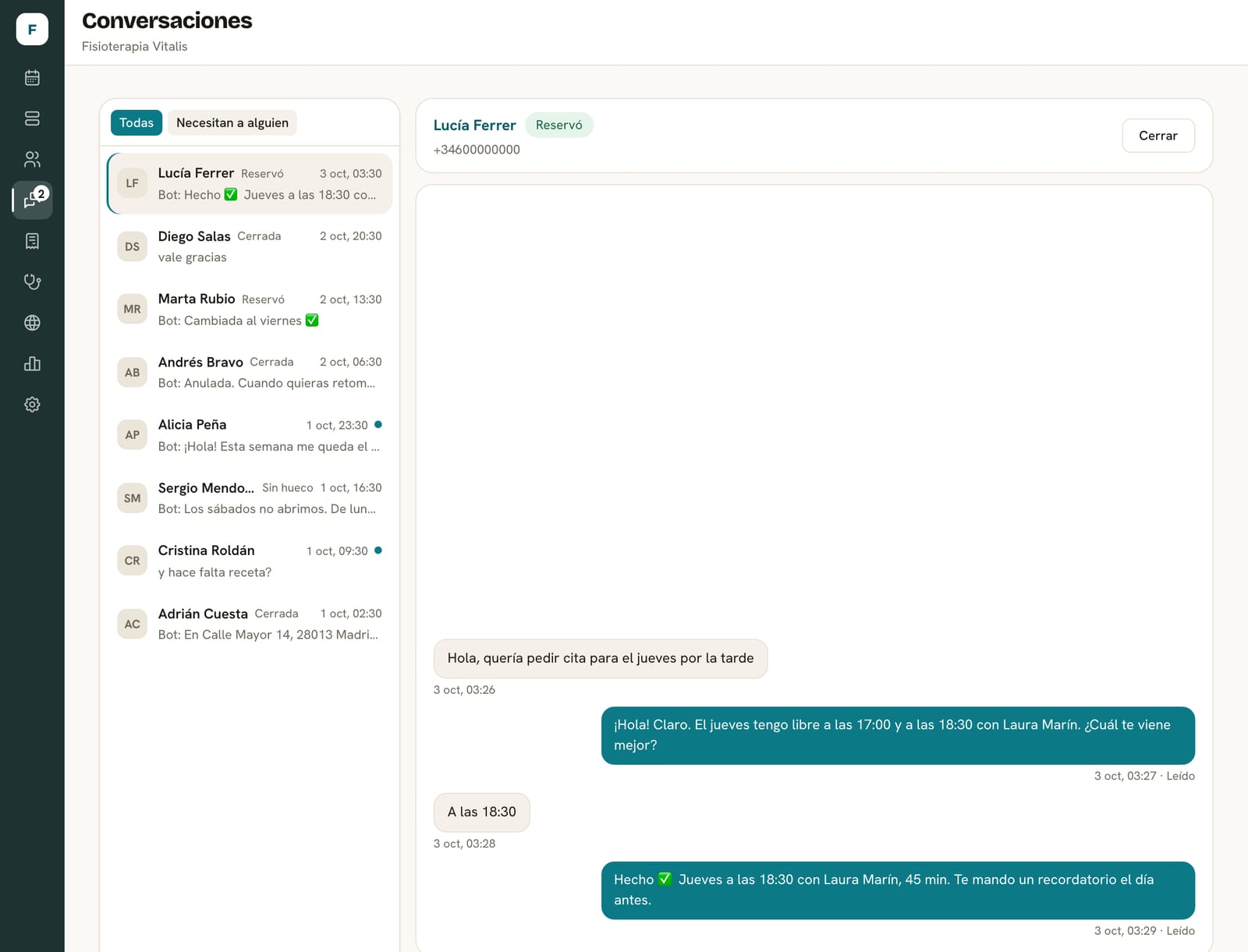 Pantalla de Conversaciones del panel de Darcemi con datos de demostración: la lista de chats y, abierto, uno en el que una paciente ficticia pide cita para el jueves por la tarde, el asistente le ofrece las 17:00 o las 18:30 y confirma la reserva de las 18:30.