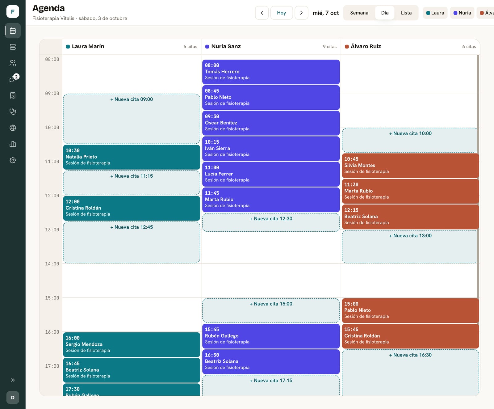 Agenda del panel de Darcemi en vista Día con datos de demostración: tres columnas, una por profesional, con las citas de la jornada y huecos libres con el botón «Nueva cita».